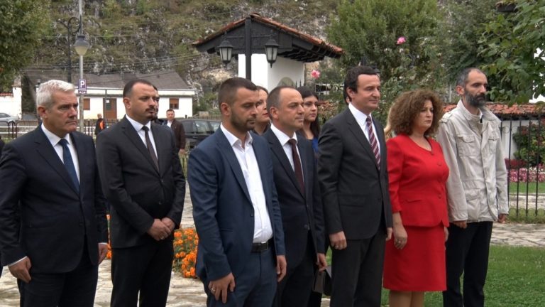 Albin Kurti dhe kandidatët për deputet vizitojnë kompleksin e Lidhjes së Prizrenit