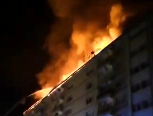 Turqi/ Pas tërmetit të fortë me magnitudë 6.8 ballë, një zjarr i madh përhapet në disa ndërtesa të shkatërruara (VIDEO)
