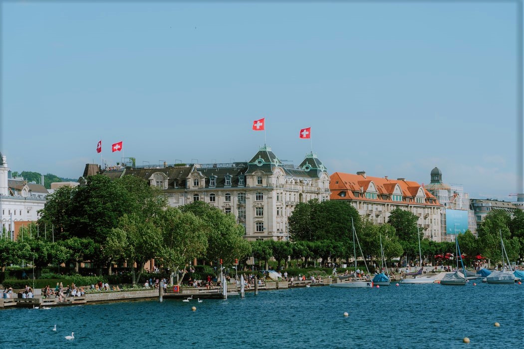 photo-1559924045-b8679054d4c7