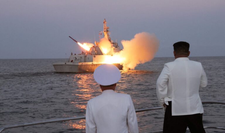 Kim Jong Un mbikëqyr nisjen e nëndetëses së sulmit bërthamor