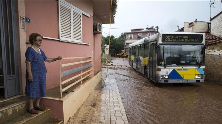 Pas zjarreve masive, Greqia përballet me reshje të dendura shiu